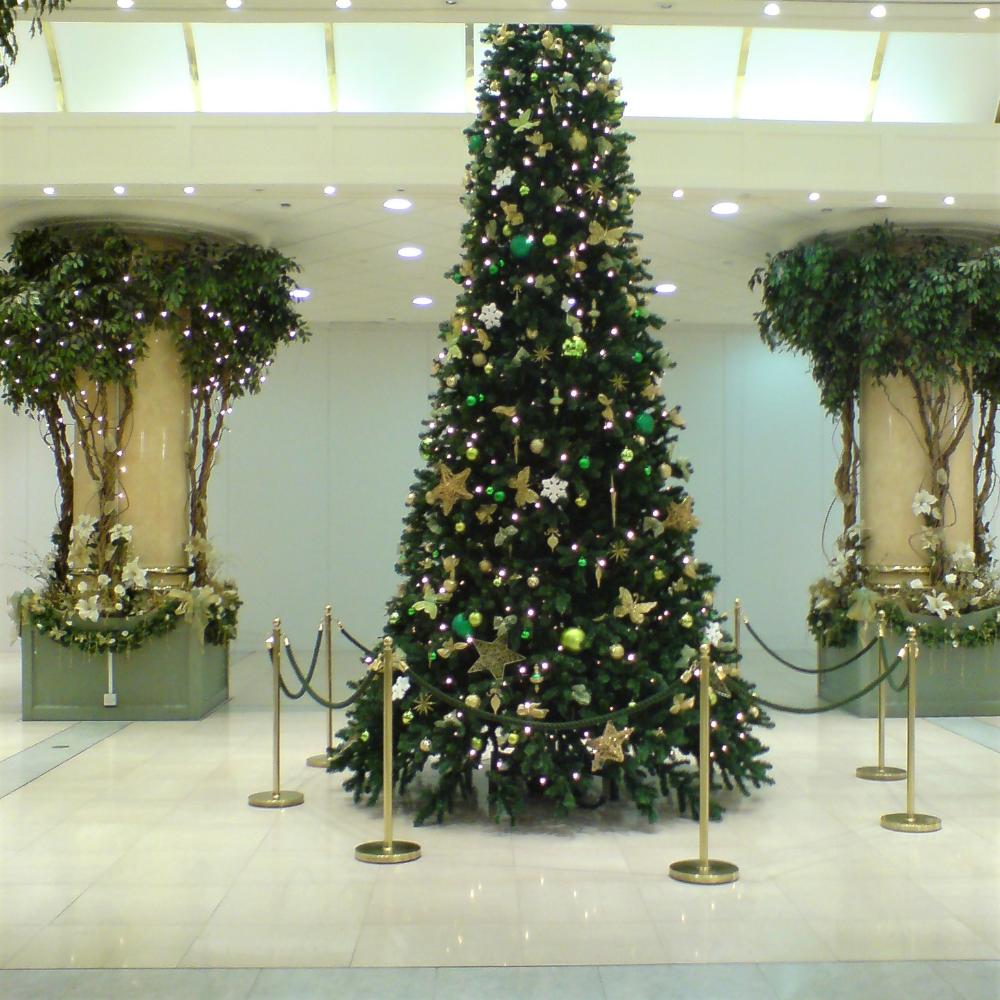 Shopping arcade faux Christmas tree