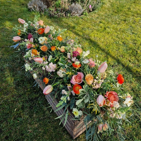 Coffin meadow box design, seasonal flowers in apricot tones
