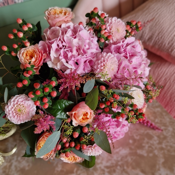 Borde Hill bouquet with pink hydrangeas, apricot garden roses, berries and astilbe displayed in a clear glass vase