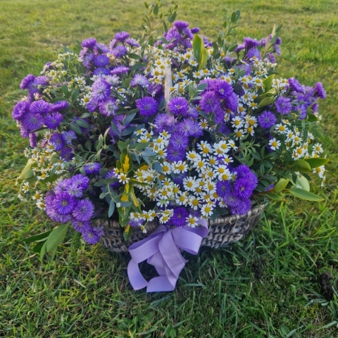 Foam‑free trug arrangement with seasonal daisy‑style flowers, including Michaelmas daisies, asters, Tanacetum, and mixed foliage.